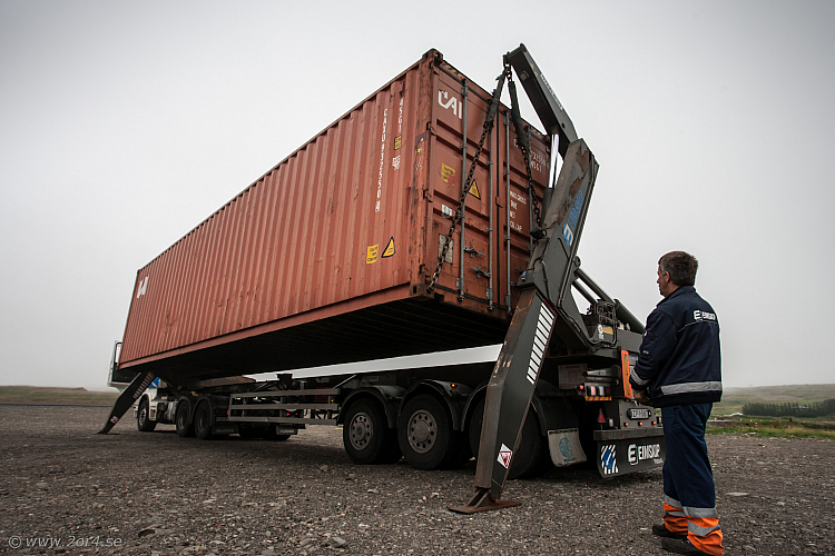 Kontainer med Nordka och Svenska bilar anlender