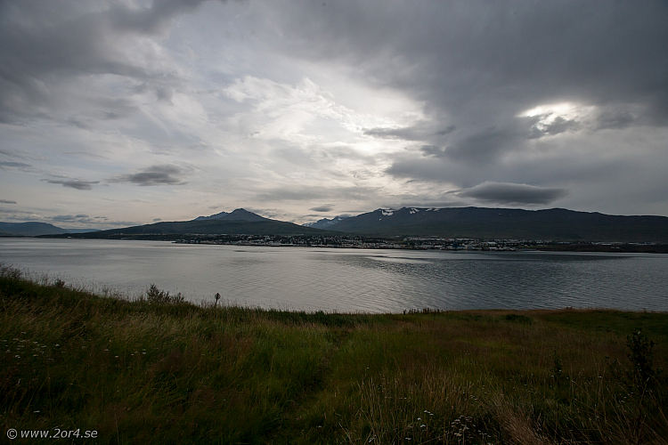 Akureyri över Ejafjörður. Tävlingsomrðdet är bakom staden