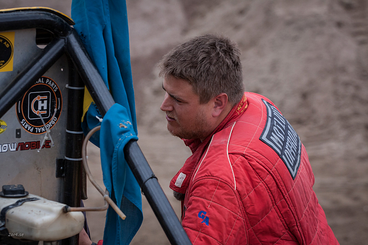 Erik kollar säkerheten