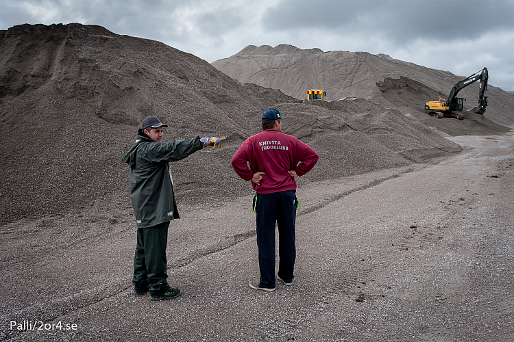 Som två dirigenter styr de maskinerna