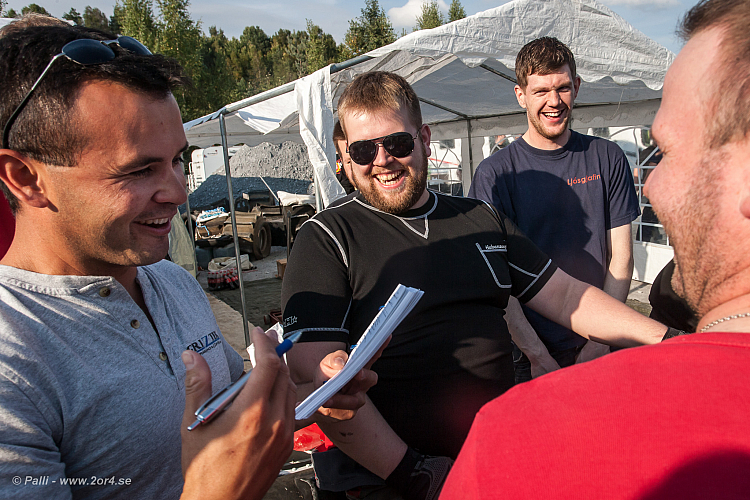 Jason Grzesikowski having fun with Þór þormars team prior to the competition