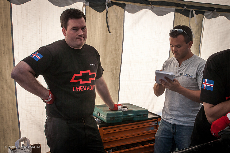 Jason Grzesikowski speaking to the winner of the Unlimited class, Ólafur Bragi Jónsson, prior to the competition