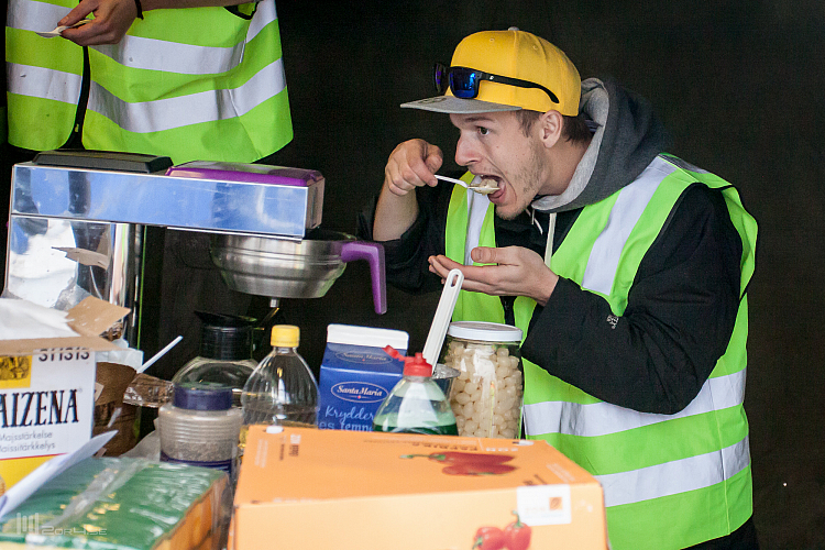 Torsdagskväll, kocken provsmakar