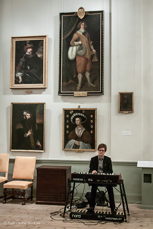 Gustav Vasa ser ut att vara intresserad av musiken, men Margareta Eriksdotter Vasa verkar vara mer avvaktande.