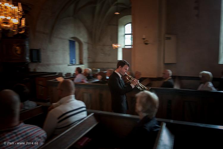 Sonen Karl Olandersson tar en promenad