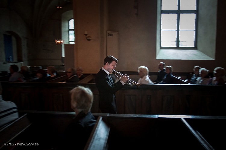 Sonen Karl Olandersson tar en promenad