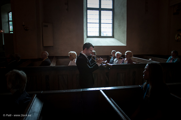 Sonen Karl Olandersson tar en promenad