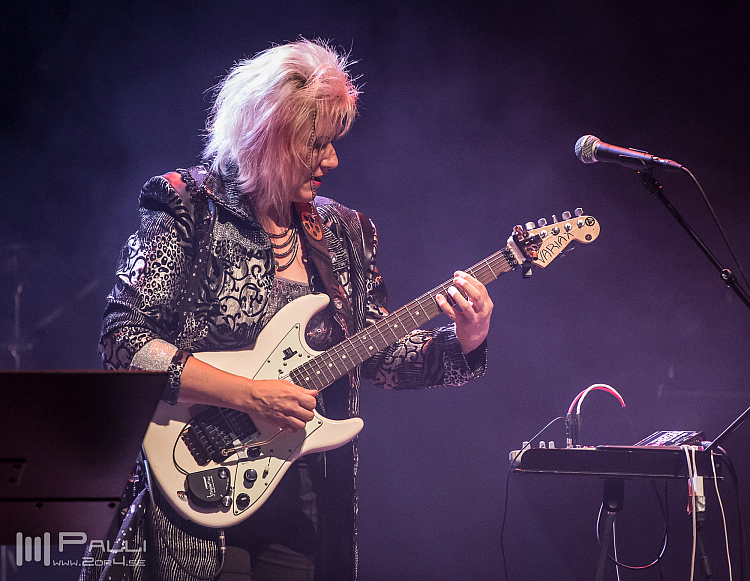 Jennifer Batten band