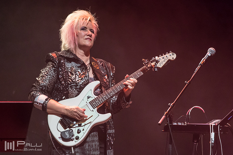 Jennifer Batten band