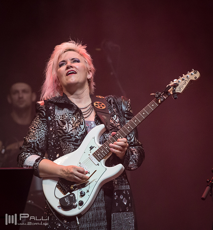 Jennifer Batten band