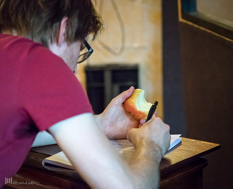 Andreas Hellkvist komponererar i sista sekunden