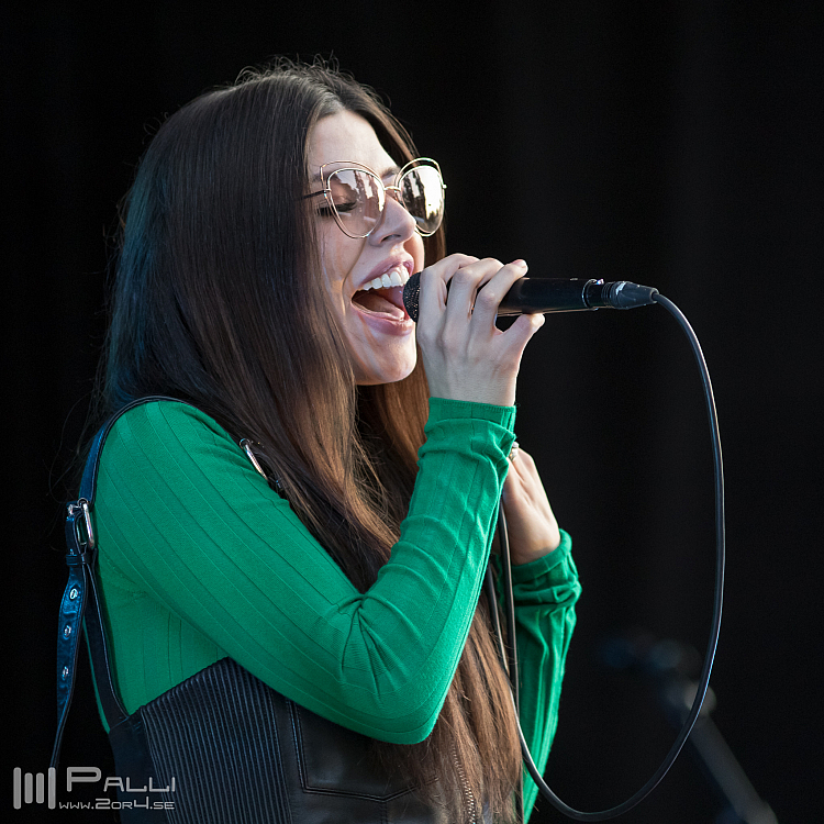 Flora Cash, Shpresa Lleshaj