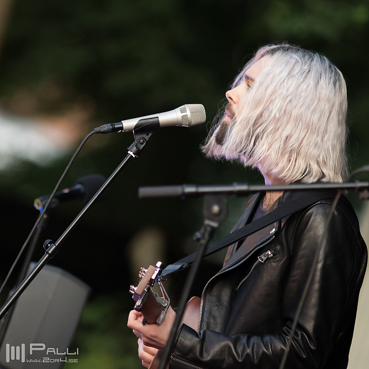 Flora Cash, Cole Randall