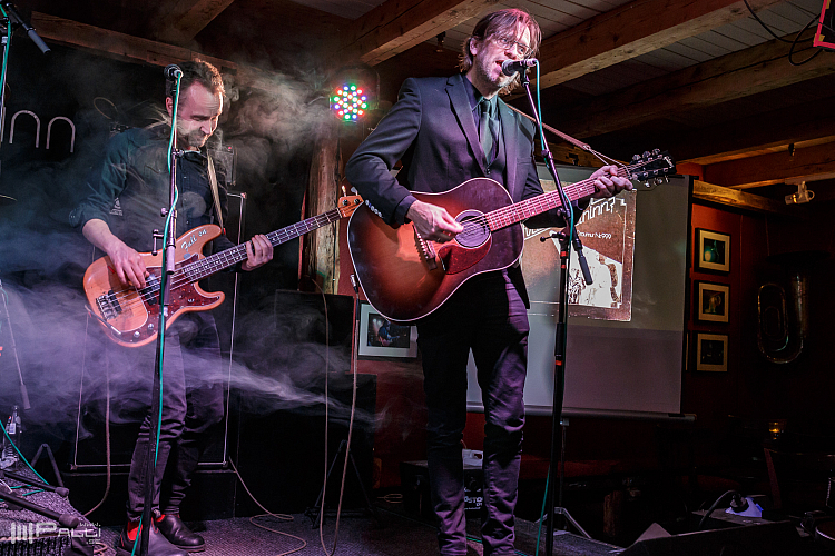 Sögur um lífið, Guðni Finnsson, Júlíus Guðmundsson