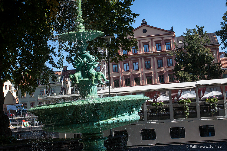 Ett varv runt fontänen i Stadsträdgården 