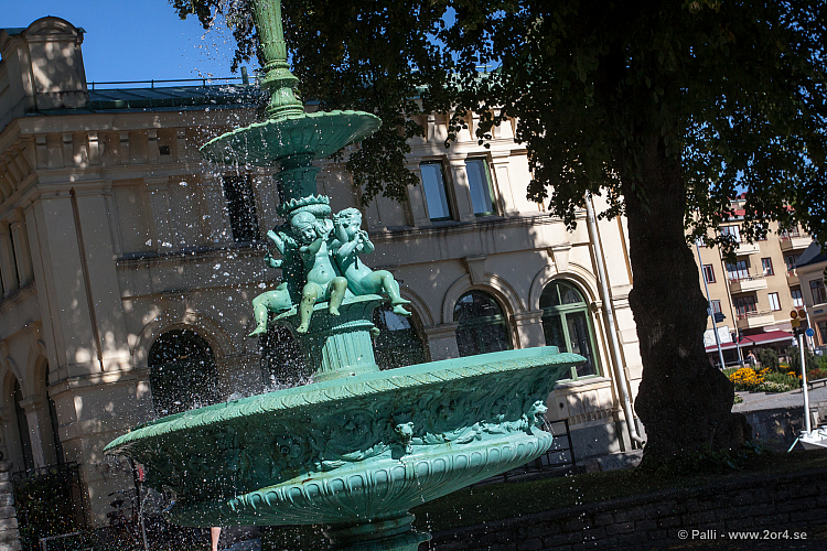 Ett varv runt fontänen i Stadsträdgården 