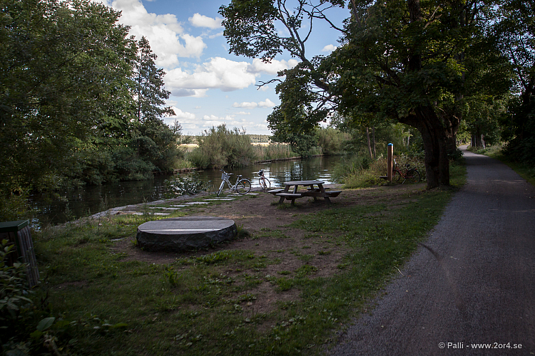 Vid Fyrisån strax söder om Kungsängsbron