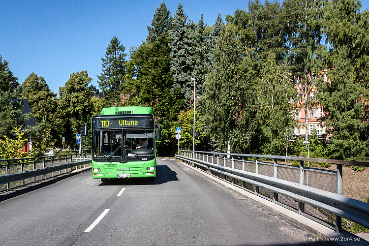 Föraren tittar inte framåt! På bron över kungsängsleden