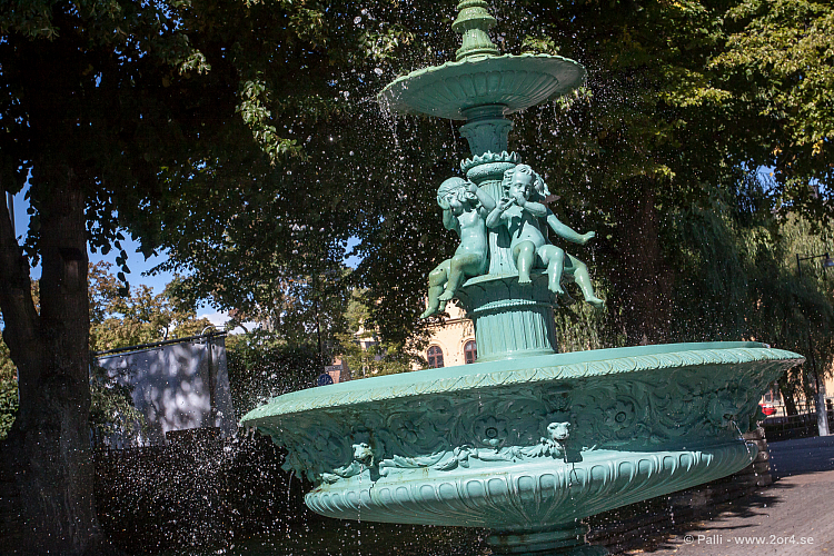 Ett varv runt fontänen i Stadsträdgården 