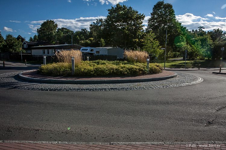 Rondellen vid Dag Hammarskjöldsväg, Rosenvägen