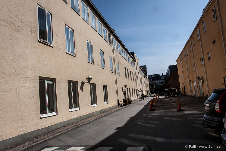 S:t Olofsgatan 33, ingången till mitt arbete är dörren vid cykelisten.