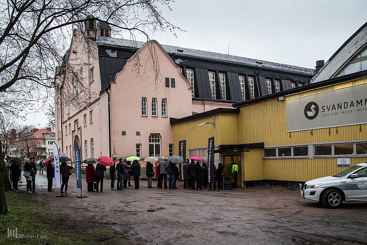 En tapper skara väntar i regnet