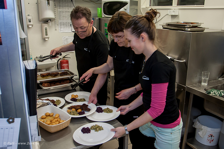 Dags för servering.