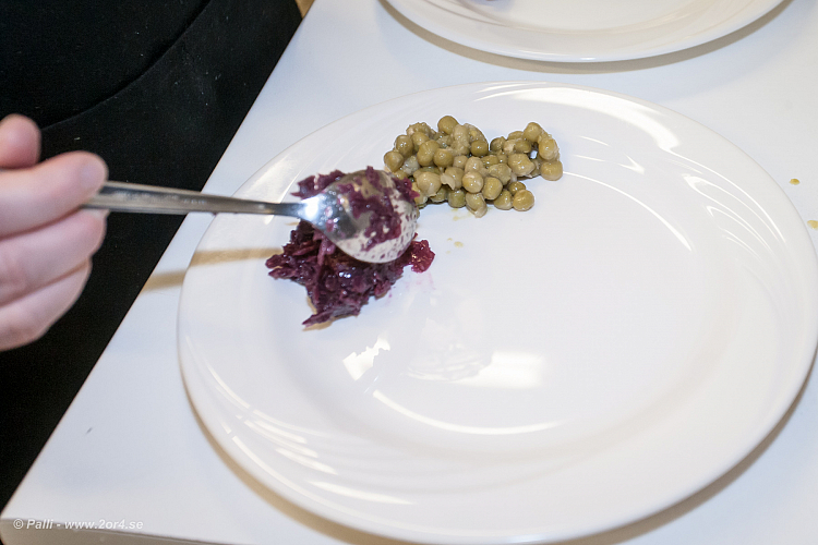 Rödkål och ärtor på tallriken.