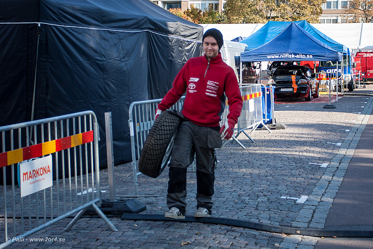 Fredag på torget och i headkvarteret