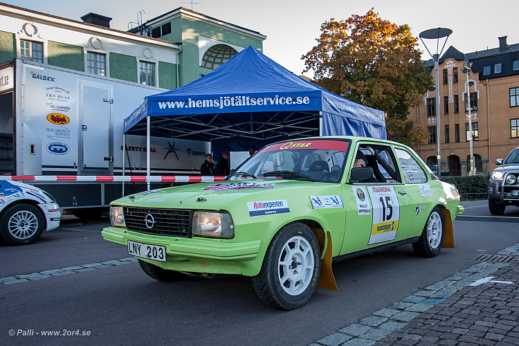 De första anländer till Vaksala torg