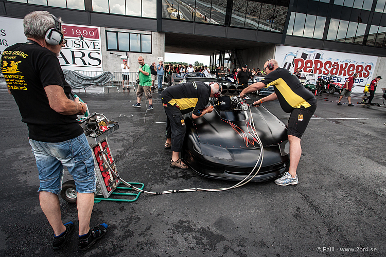 Pontus Libergs  bil ska startas.  Tur att min gamla Volvo inte är så omständig!