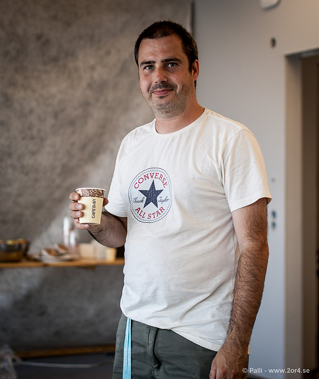 Fotografen Patrik Karlsson (Kometfoto) tar fikapaus i pressrummet