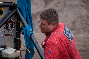 Erik kollar säkerheten