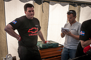 Jason Grzesikowski speaking to the winner of the Unlimited class, Ólafur Bragi Jónsson, prior to the competition