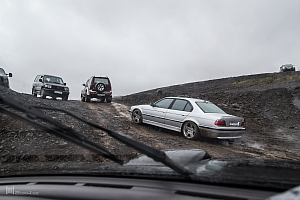 BMW V12 på lågprofilsdäck illa placerad