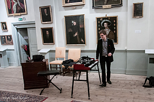 Andreas förbereder musik till mingel på Slottet