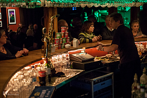 Krögaren Haukur Tryggvason serverar sina gäster