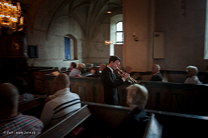 Sonen Karl Olandersson tar en promenad