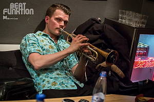 Karl Olandersson backstage i pausen.