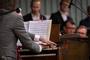  Andreas Hellkvist leker med sin Hammond B3