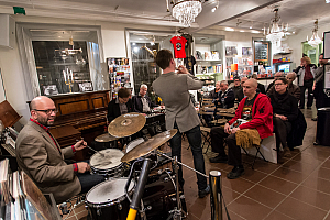 Trinity på Plugged Records