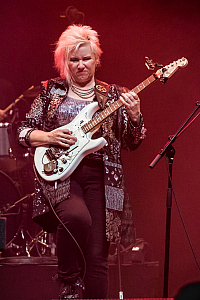 Jennifer Batten band i Uppsala.