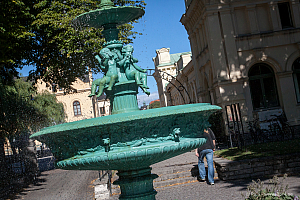 Ett varv runt fontänen i Stadsträdgården 