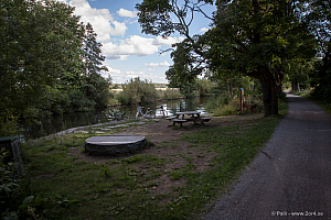 Vid Fyrisån strax söder om Kungsängsbron