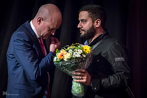 Du lovar att inte berätta för någon ...