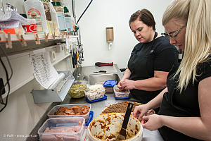 Mitt i allt kom kunder som ville ha pizza