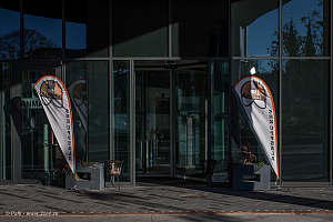 Alltid felvända utanför huvudkvarteret.