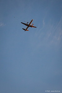 Ovanför går flyget oavbrutet ...