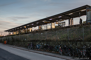 ... och intill går tågen