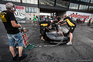 Pontus Libergs  bil ska startas.  Tur att min gamla Volvo inte är så omständig!